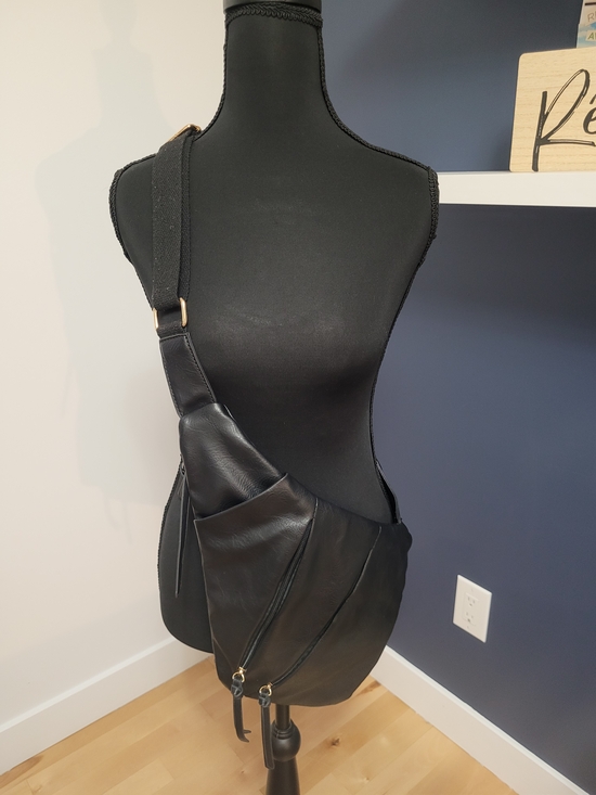 Handbags - ⭐️  3/10$ Black Crossbody Sling Bag - Sleek Everyday Carry